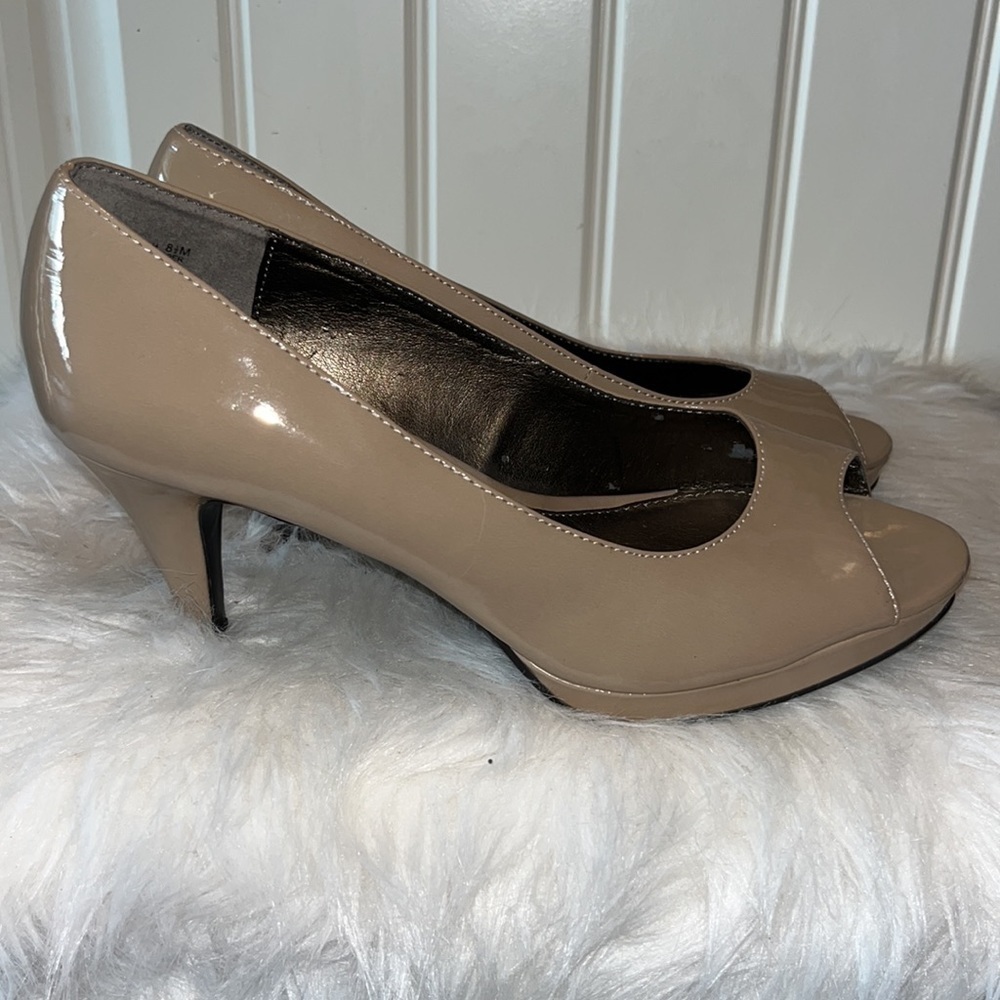 Bandolino peep toe tan taupe neutral faux patent leather heel pump size 8.5 - Picture 4 of 11